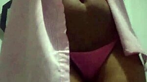 esposa negra baila para amante en webcam en cama matrimonial