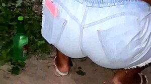 Vizinha da bunda grande limpando o quintal