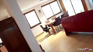 Schlanke Deutsch Mutter Vom Freund Des Sohnes Auf Der Treppe Gefickt