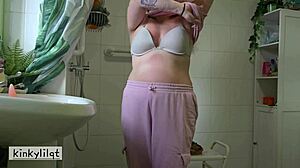 kinkylilqt squashes a cake with her ass and fucks herself