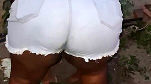 Vizinha da bunda grande limpando o quintal