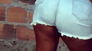 Vizinha da bunda grande limpando o quintal