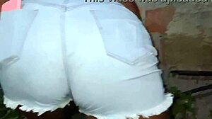 Vizinha da bunda grande limpando o quintal