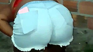 Vizinha da bunda grande limpando o quintal