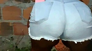 Vizinha da bunda grande limpando o quintal