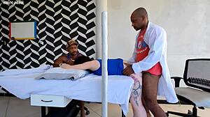 Doutor Fode Paciente Ao Lado Do Marido E Ele Nem Percebe