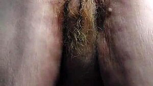 Oma Neukt Kut Met Komkommer!