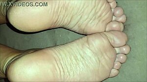 He licked the soles of his stepmother and cum on them, what a taboo fetish!