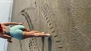 encontrei essa gostosa e chamei ela pra ir no banheiro comigo ela e muito safada