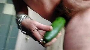 Oma Neukt Kut Met Komkommer!