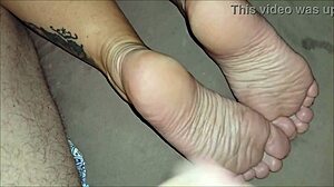 He licked the soles of his stepmother and cum on them, what a taboo fetish!