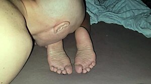 He licked the soles of his stepmother and cum on them, what a taboo fetish!