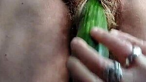 Oma Neukt Kut Met Komkommer!