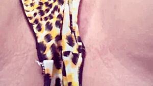 Hot puta masturbates her big ass pussy