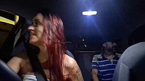 casada trabalha de motorista de aplicativo e faz sacanagens com passageiros no carro