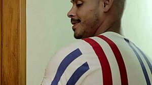 eu não resisti ouvir meu novo vizinho batendo punheta e fui ajudar