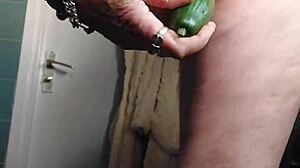 Oma Neukt Kut Met Komkommer!