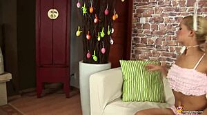 Sexy Milf Bunny prstí svou kundičku