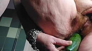 Oma Neukt Kut Met Komkommer!