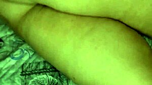 Ze zegt: Kijk hoe deze dikke milf haar slipje uittrekt en haar naakte kutje en grote tieten laat zien