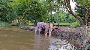 sexo ao ar livre tomando banho de sol � beira do rio botei duas gostosas pra mamar e torei as duas gozando dentro