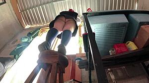 traigo falda no alcanzo alumna culona es grabada bajo falda