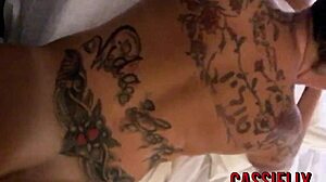 Dois safados acordam mulher para foder buceta e encher de leitinho