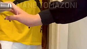 Desci Pra Pegar Um Ifood E Meu Vizinho Que Tamb�m Havia Descido Me Chamou Pra Fuder - Pr�via!