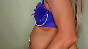 Linda princesa transexual morada in action