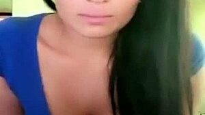 Colombiana calienta publico en outdoor setting