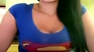 Colombiana calienta publico en outdoor setting