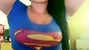 Colombiana calienta publico en outdoor setting