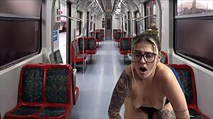 dentro do trem público da capital, eu acochei e fodi a secretária gostosa vindo do trabalho 😍