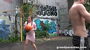 Pokupio sam curu od 18+ na košarkaškom terenu