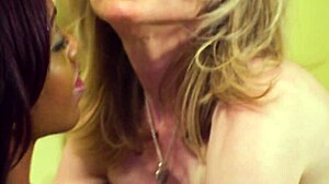 激しい熟女ママがレズで剃毛マンコを犯す