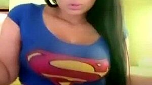 Colombiana calienta publico en outdoor setting