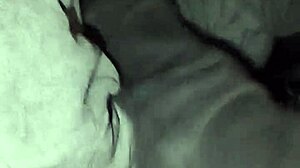 jovem casada pega um carro de aplicativo e faz um boquete no motorista e ganha leitinho nos peitos