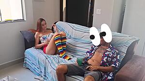 Velho Maduro Entra No Banheiro Com Novinha