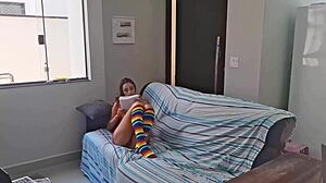 Velho Maduro Entra No Banheiro Com Novinha