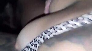 jovem casada pega um carro de aplicativo e faz um boquete no motorista e ganha leitinho nos peitos