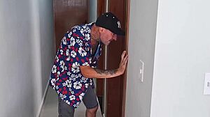 Velho Maduro Entra No Banheiro Com Novinha