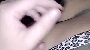 jovem casada pega um carro de aplicativo e faz um boquete no motorista e ganha leitinho nos peitos