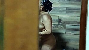 espío a mi cuñada excitada masturbándose