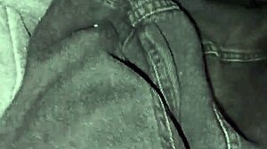 jovem casada pega um carro de aplicativo e faz um boquete no motorista e ganha leitinho nos peitos