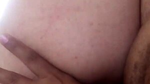 puta sentando na rola e gemendo gostoso com o dedo no cuzinho