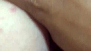 puta sentando na rola e gemendo gostoso com o dedo no cuzinho