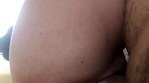 puta sentando na rola e gemendo gostoso com o dedo no cuzinho