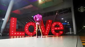 exhibit guarrita con putifalda mostrando las bragas