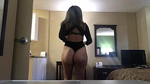 Sexy White Milf Shakes Her Jiggly Asscheeks For You On Camera!