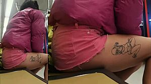 exhibit guarrita con putifalda mostrando las bragas